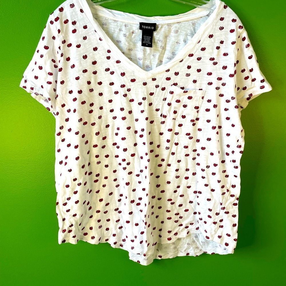 TORRID cotton blend too with deep V-neck and lips print